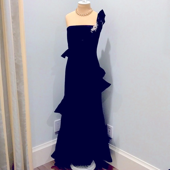💯✅ AUTHENTIC ARNALDO COUTURE ONE SHOULDER GOWN - Picture 3 of 5
